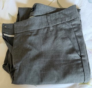 Pantalón fino gris medio tipo chino