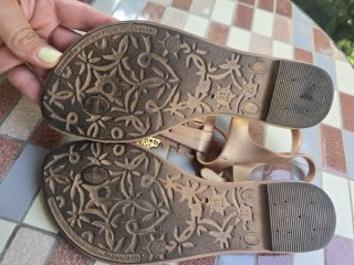 Sandalias doradas con adornos