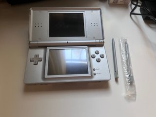Nintendo DS Lite Plata con Juego Inlcuido