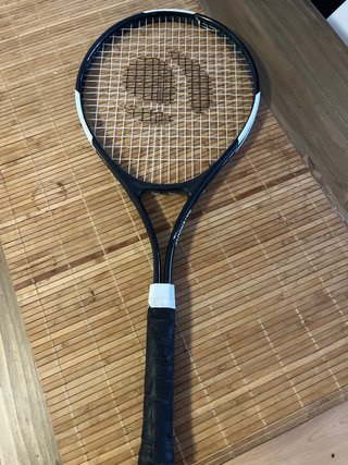 Raqueta de tenis negra