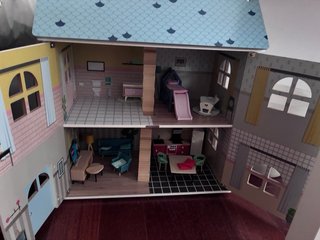 Casa de muñecas de madera