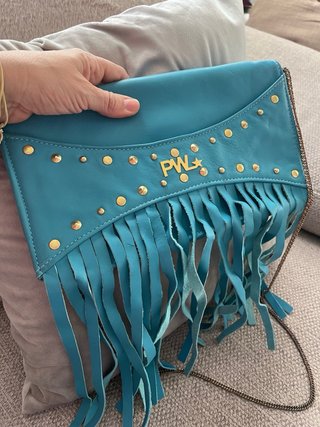 Bolso de piel turquesa con flecos
