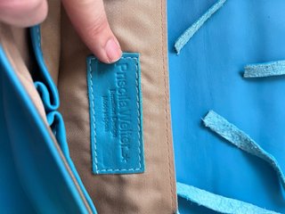 Bolso de piel turquesa con flecos