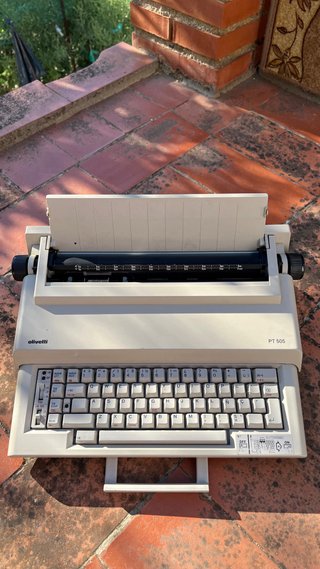 Máquina de escribir eléctrica Olivetti PT 505