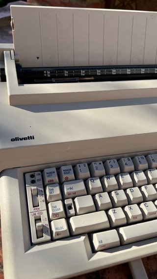 Máquina de escribir eléctrica Olivetti PT 505