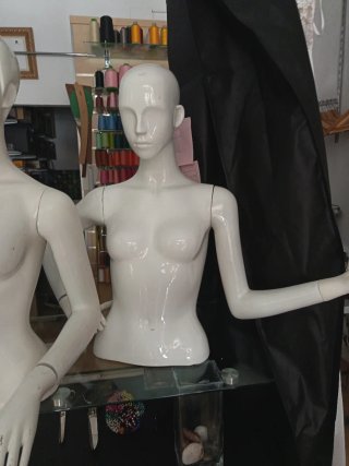 Maniquí blanco para tienda