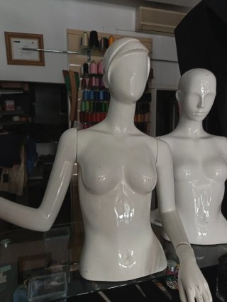 Maniquí blanco para tienda