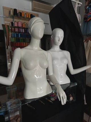 Maniquí blanco para tienda