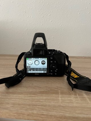 Cámara Nikon D3500 con objetivo y accesorios