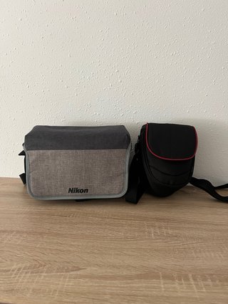 Cámara Nikon D3500 con objetivo y accesorios