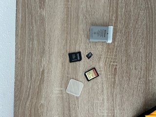 Cámara Nikon D3500 con objetivo y accesorios