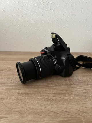 Cámara Nikon D3500 con objetivo y accesorios