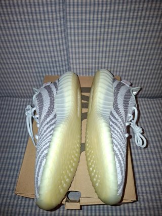 Adidas Yeezy Boost 350 V2 blutints