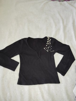 Camiseta vestir negra con perlas