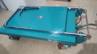 Plataforma plegable elevable con ruedas