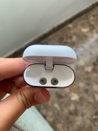 Auriculares inalámbricos blancos y plateados