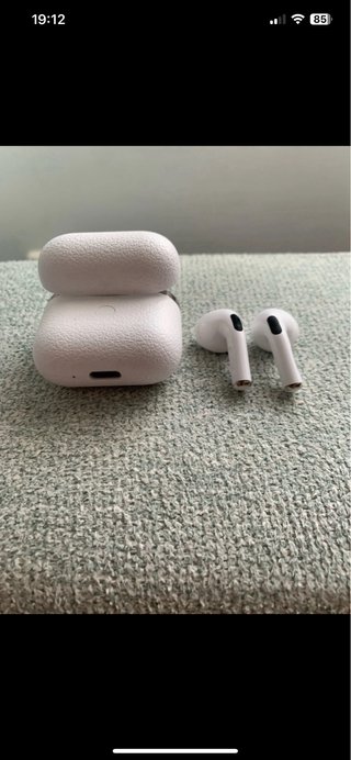 Auriculares inalámbricos blancos y plateados