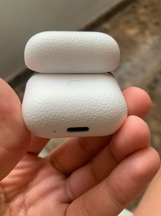 Auriculares inalámbricos blancos y plateados