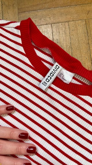 Camiseta de rayas rojas y blancas