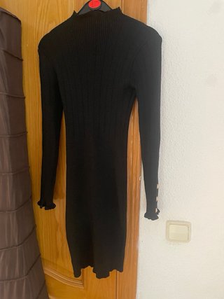 Vestido negro ajustado con botones