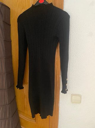 Vestido negro ajustado con botones