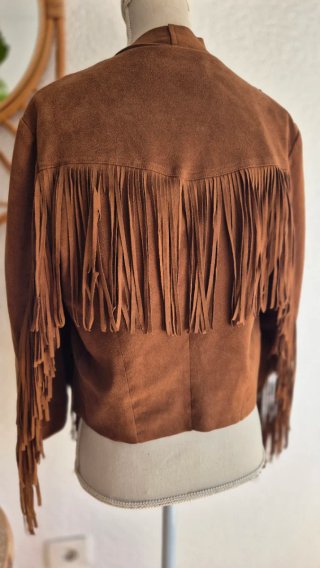 Chaqueta marrón con flecos