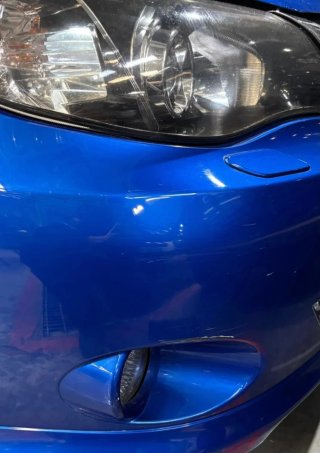 Se hace limpieza de faros de coche muy económico