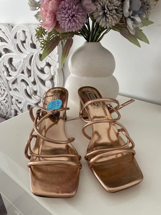 Sandalias tacón rosa metalizado tiras