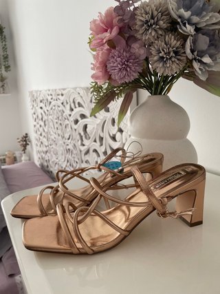 Sandalias tacón rosa metalizado tiras
