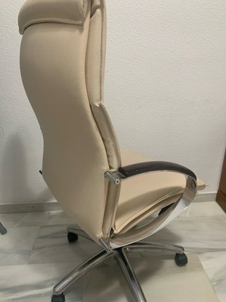 Sillón de piel para despacho color beige