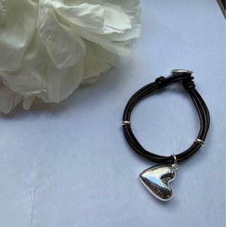 Pulsera Uno de 50 Corazón Plata y Cuero