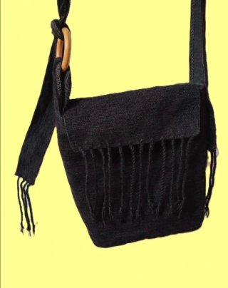 Bolso de pana negro con flecos