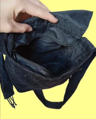 Bolso de pana negro con flecos
