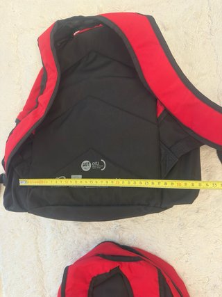 Mochilas rojas y negras para estudio o viaje