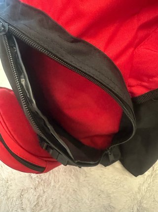 Mochilas rojas y negras para estudio o viaje
