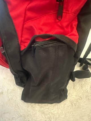 Mochilas rojas y negras para estudio o viaje