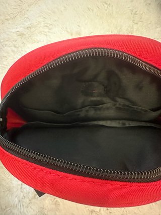 Mochilas rojas y negras para estudio o viaje