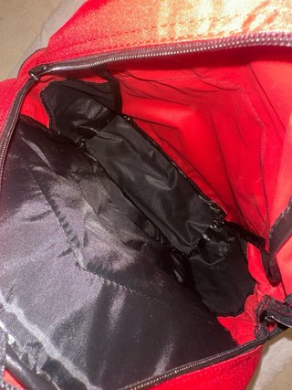 Mochilas rojas y negras para estudio o viaje