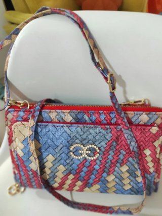 Bolso de mano tejido con logo brillante