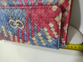 Bolso de mano tejido con logo brillante