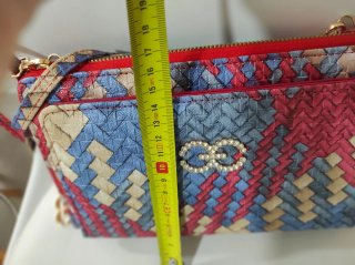 Bolso de mano tejido con logo brillante
