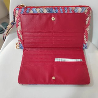 Bolso de mano tejido con logo brillante