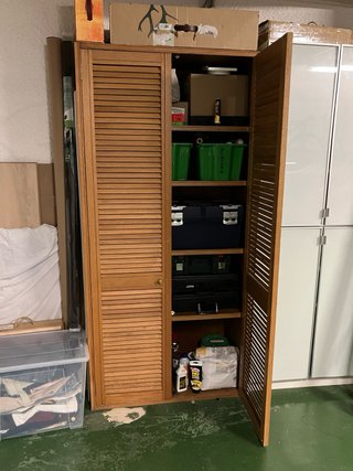 Armario de madera con puertas de lamas