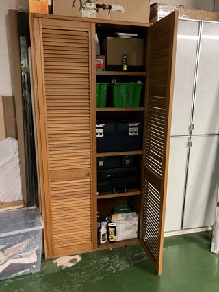 Armario de madera con puertas de lamas