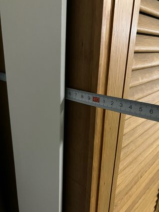 Armario de madera con puertas de lamas