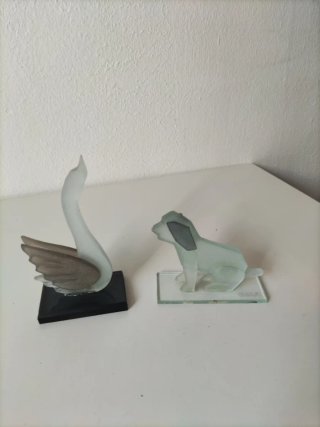 Figuras de perro y cisne de cristal