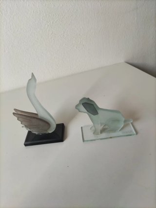 Figuras de perro y cisne de cristal