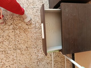 Mesita de noche de madera oscura