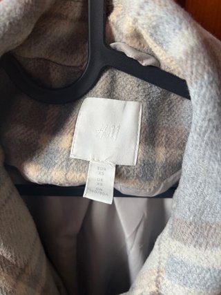 Abrigo de cuadros beige y azul