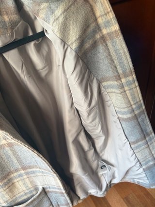 Abrigo de cuadros beige y azul